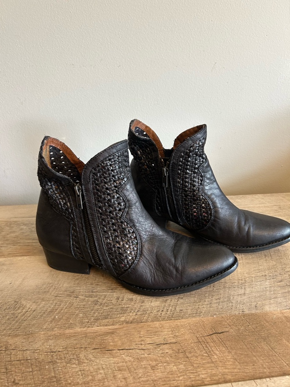 Seychelles Black  Woven cutout‎ leather ankle bootie Size 9 Boho Western Classic